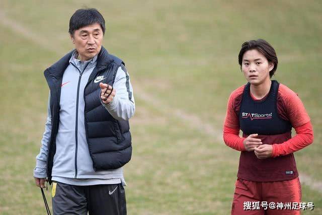 罗尔传球时踩到范德芬，后者痛苦倒地，裁判判给埃弗顿定位球